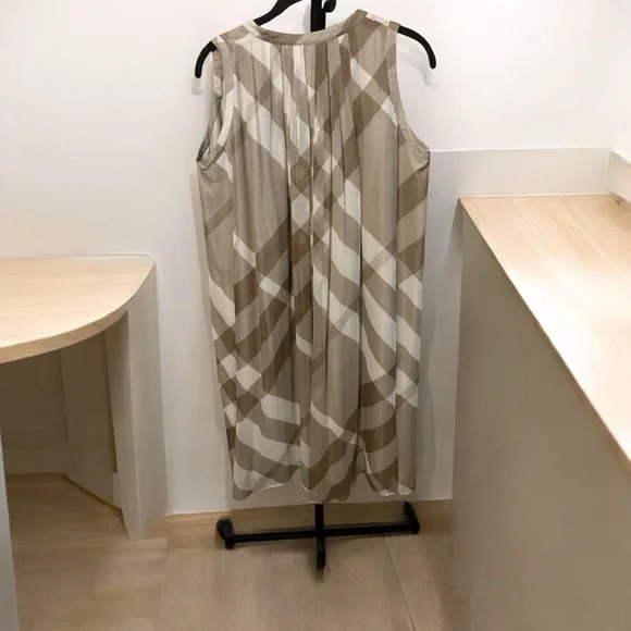 Burberry London- Beige Checkered-100 silk dress! 8 perfect dress - Picture 7 of 7